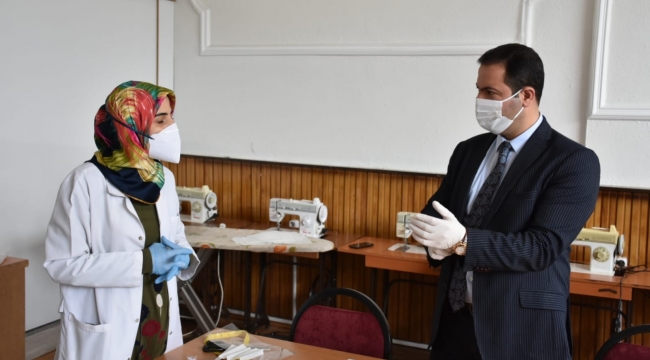 Tatvan'da Gönüllü Kursiyerlerin Maske Üretimi