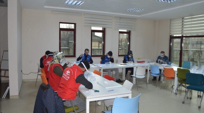 Tatvan Gençlik Merkezi Siperli Maske Yapımına Başladı