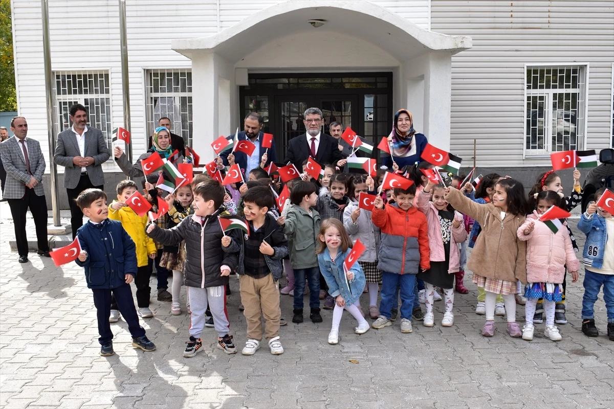 Bitlis Zübeyde Hanım İlkokulu Öğrencileri Filistin'e Yardım Yaptı