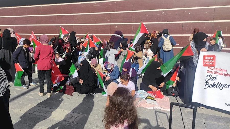 Tatvanlı Kadınlardan Filistin Soykırımına " Sessiz Oturma" Eylemi 
