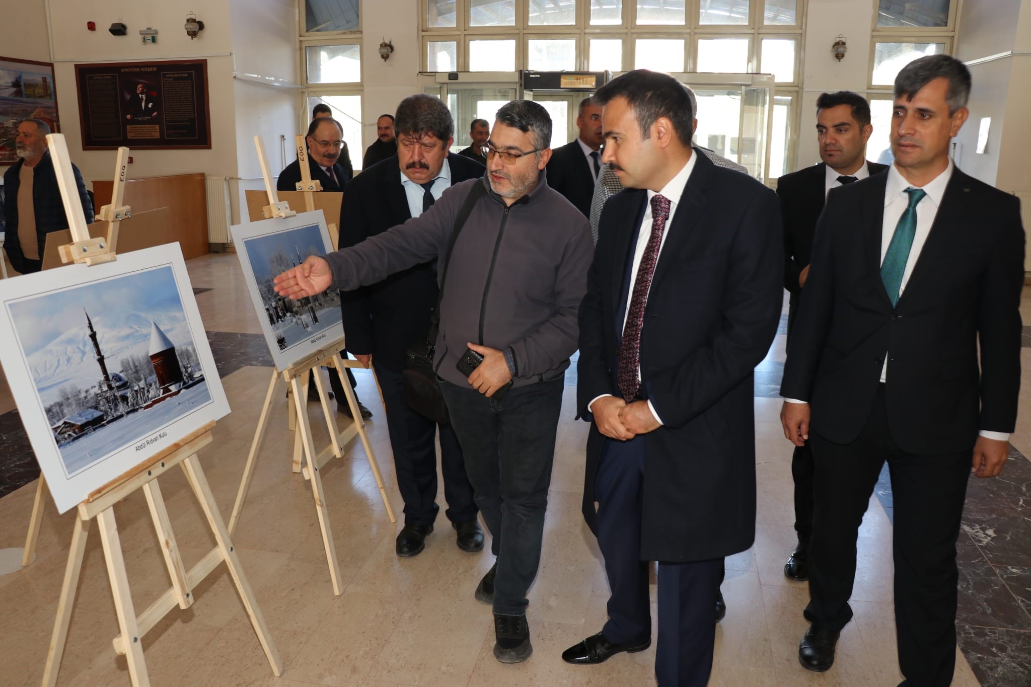 Bitlis'in Ahlat ilçesinde 'Her Yönüyle Ahlat' fotoğraf sergisi açıldı.