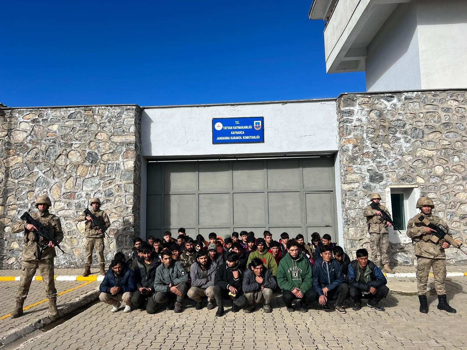 Bitlis'in Tatvan ilçesinde jandarma tarafından yapılan operasyonda 50 Afganistan uyruklu düzensiz göçmen yakalandı.