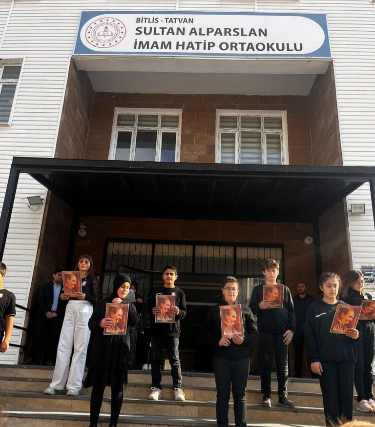  Tatvan'da Öğrenciler Mustafa Kemal Atatürk'ü andı 