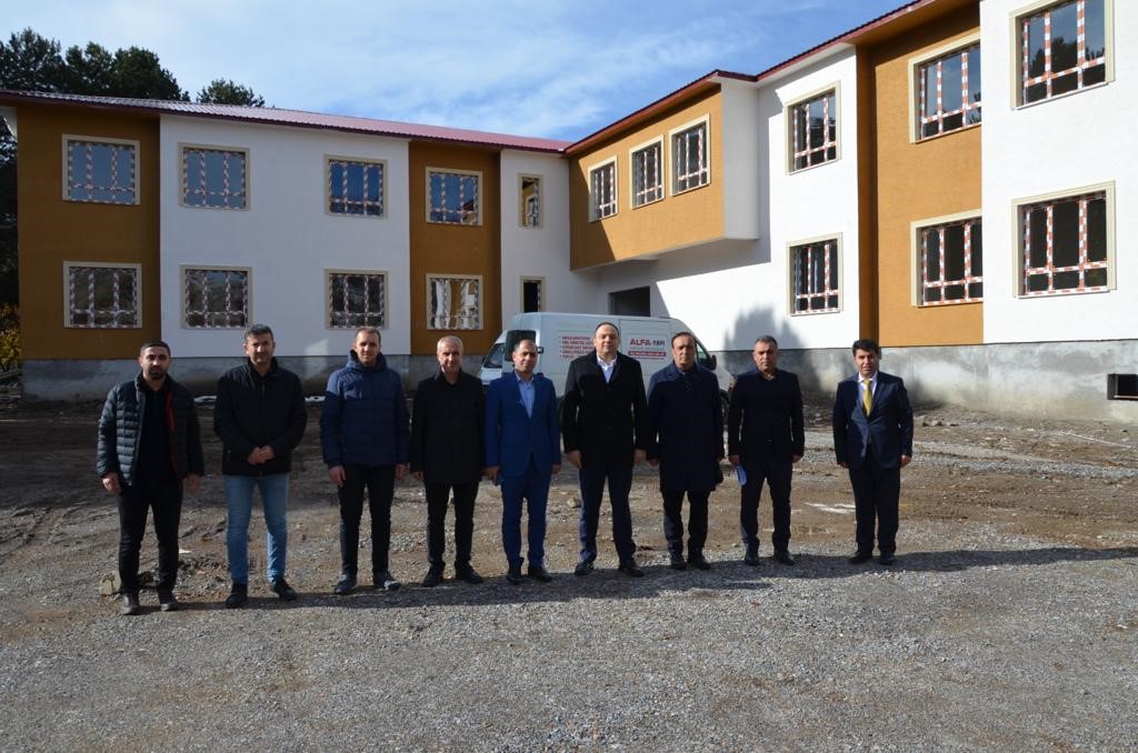 Bitlis-Tatvan Kaymakamı yapımı devam eden okulları inceledi 
