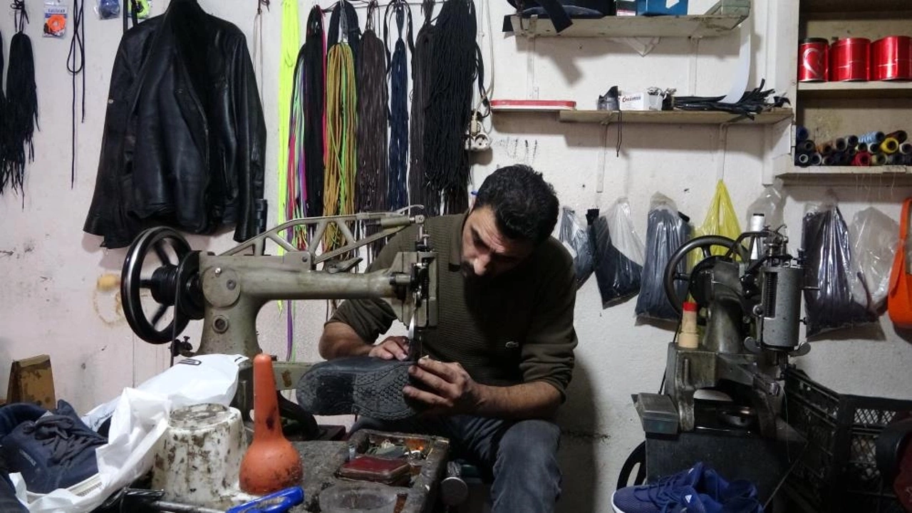 Bitlis'te Ayakkabı Tamircilerinde Yoğunluk