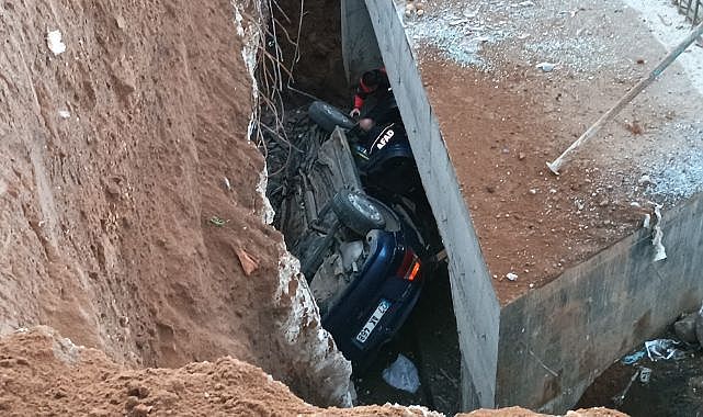 Bitlis'te trafiğe kapalı yola giren araç inşaat alanına düştü : 4 yaralı 