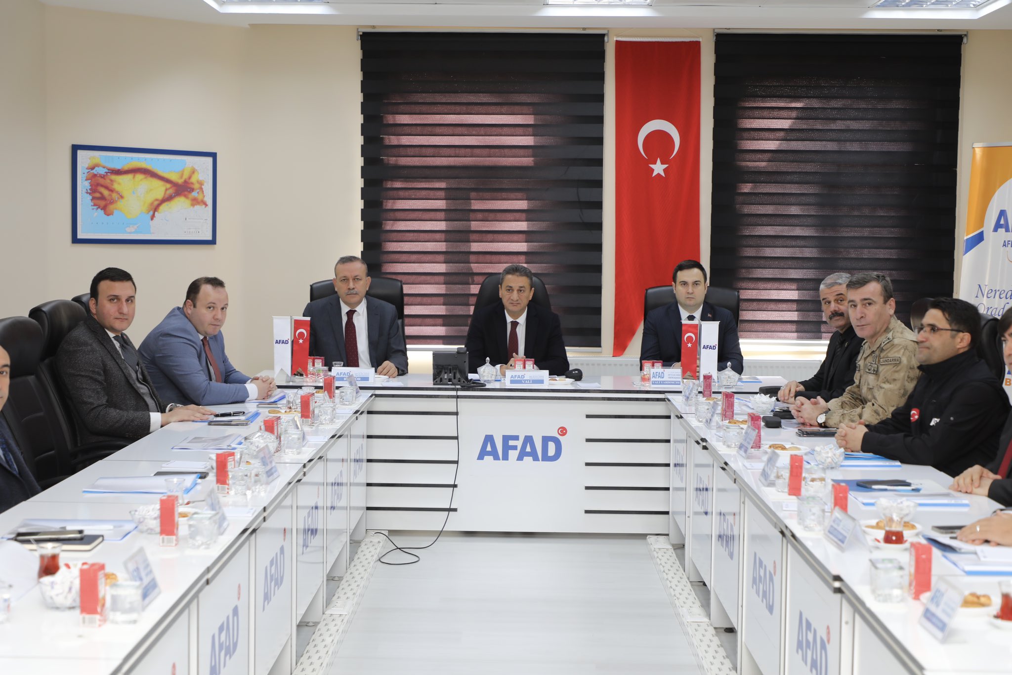 Bitlis Valisi Karaömeroğlu AFAD ile birlikte kış tedbirleri toplantısı gerçekleştirdi.