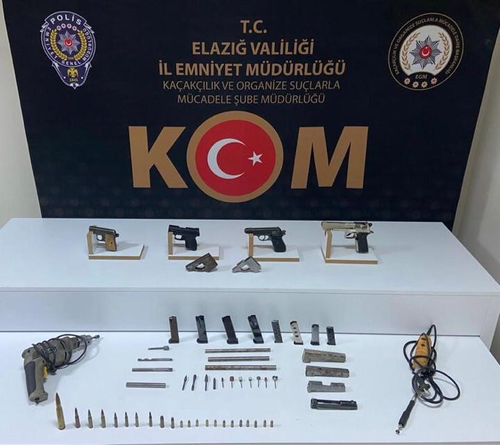 Elazığ'da polis ekiplerince operasyon düzenlendi 4 adet ruhsatsız silah ele geçirildi