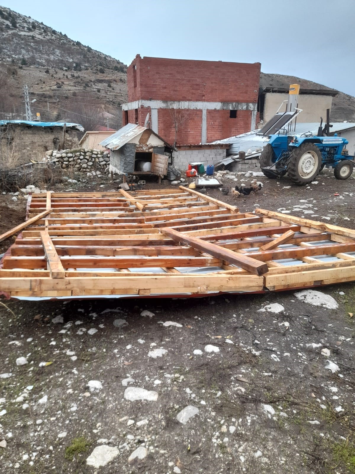 Erzincan'da fırtına evin çatısını uçurdu 