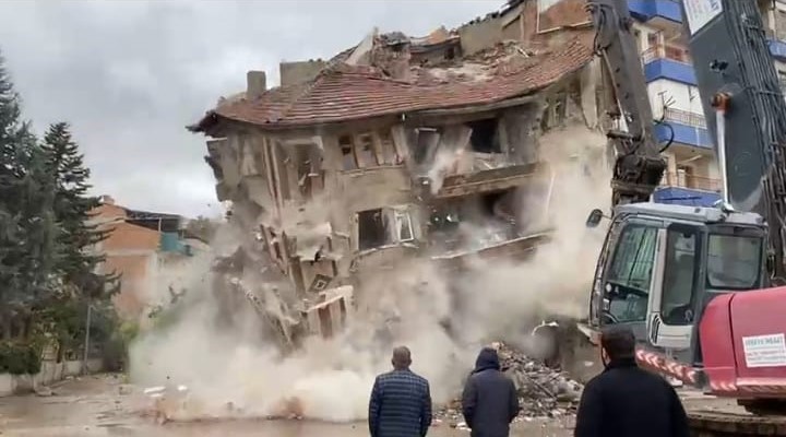 Malatya'da 4 katlı ağır hasarlı bina saniyeler içerisinde yıkıldı