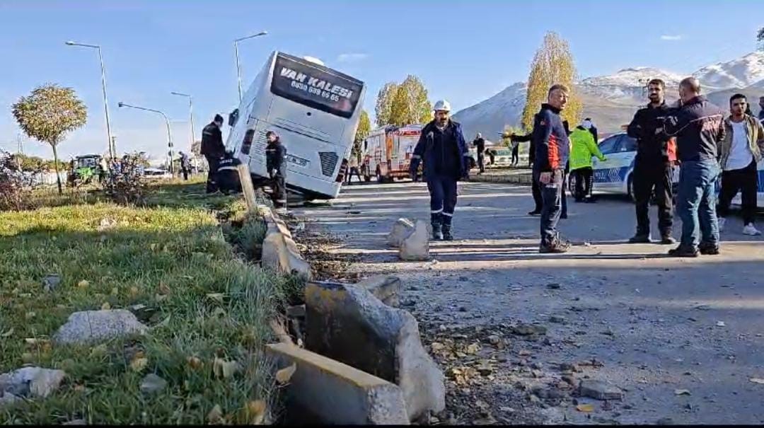 Muş - Bitlis karayolunda hafriyat kamyonu yolcu otobüsüne çarptı 