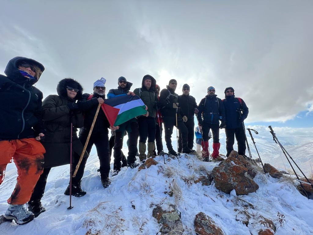 Pamuk Dağı'nda Van Gölü Aktivistleri Filistin Bayrağı Açtı. 