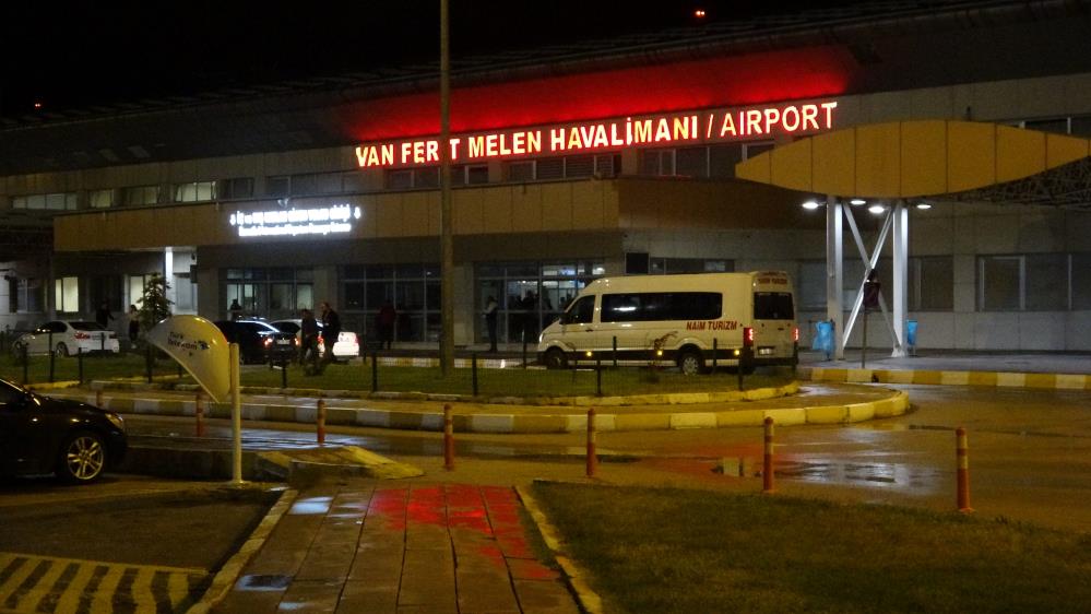 Van'da Kuvvetli Rüzgar nedeniyle uçak seferleri rötar yaptı 