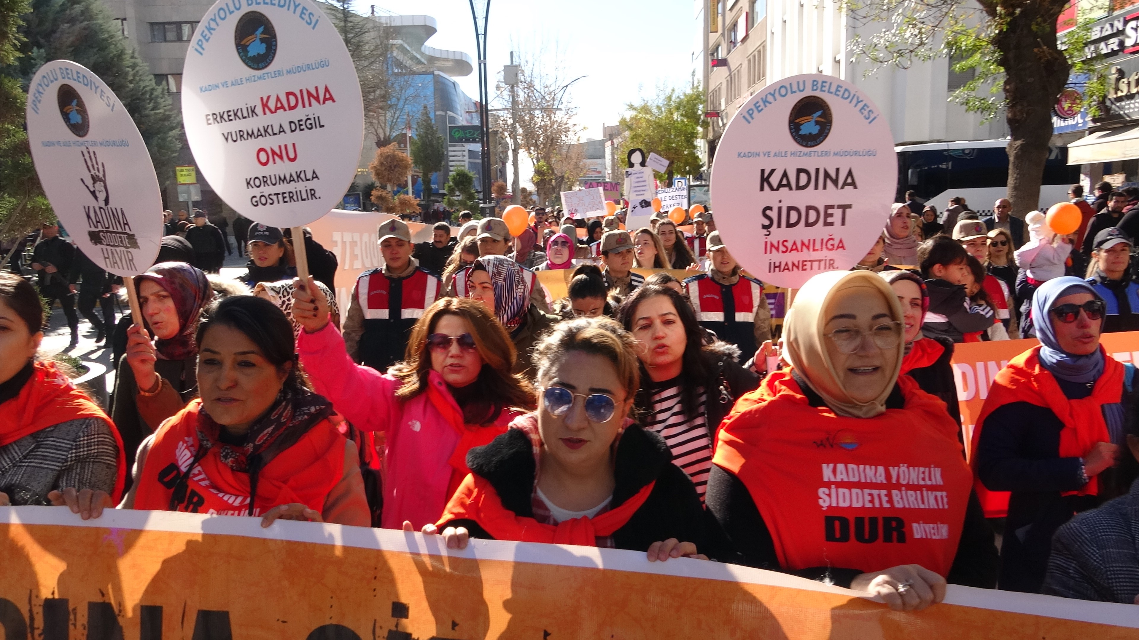Van'da "25 Kasım Kadına Yönelik Şiddete Karşı Uluslararası Mücadele Günü" düzenlendi.