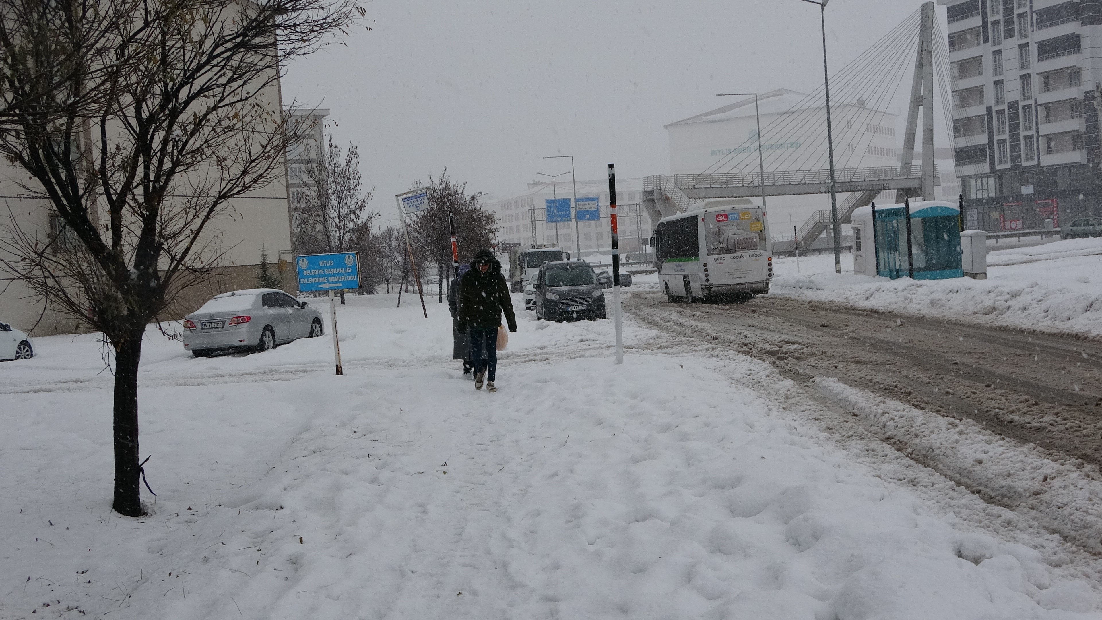 Bitlis'te kar yağışı etkisini arttırarak devam ediyor