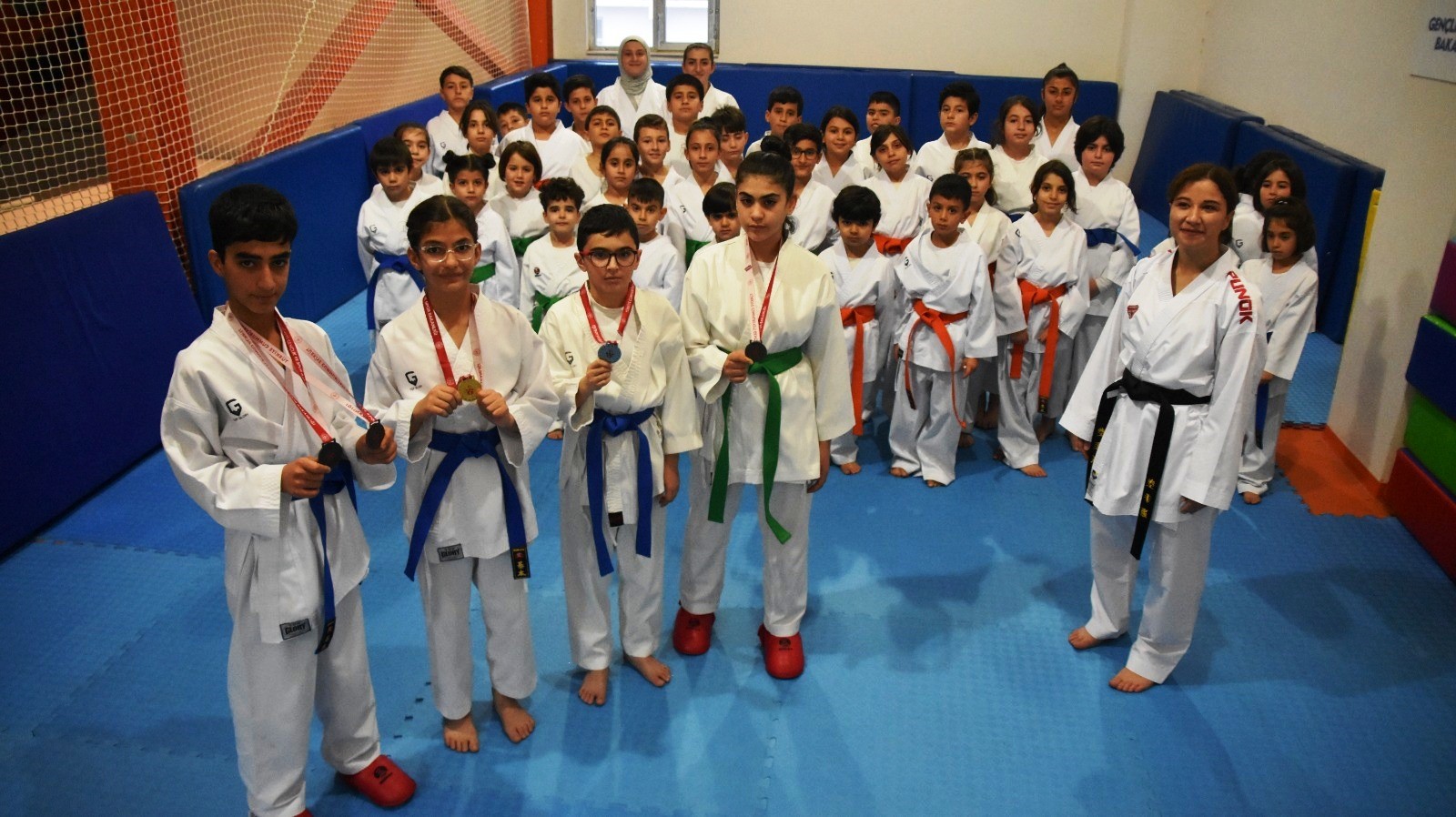 Bölgenin ilk kadın karate antrenörü Ayşe Meryem Yazar, Bitlis'te kız çocuklarına eğitim veriyor