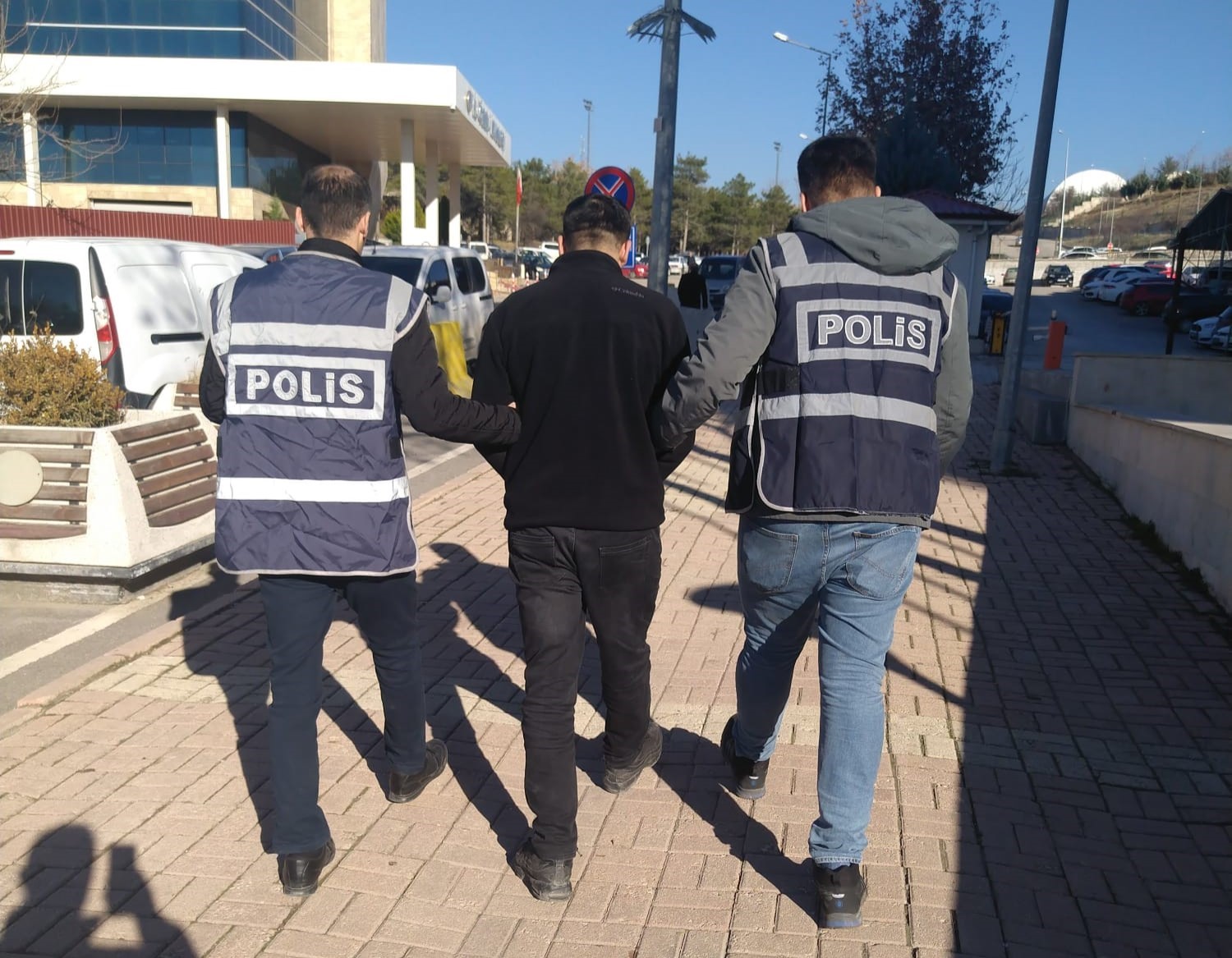 Elazığ'da 26 yıl kesinleşmiş hapis cezası bulunan 3 zanlı tutuklandı