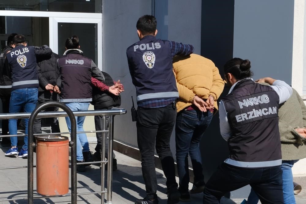 Erzincan'da çeşitli suçlardan aranan 35 kişi ile 9 düzensiz göçmen yakalandı