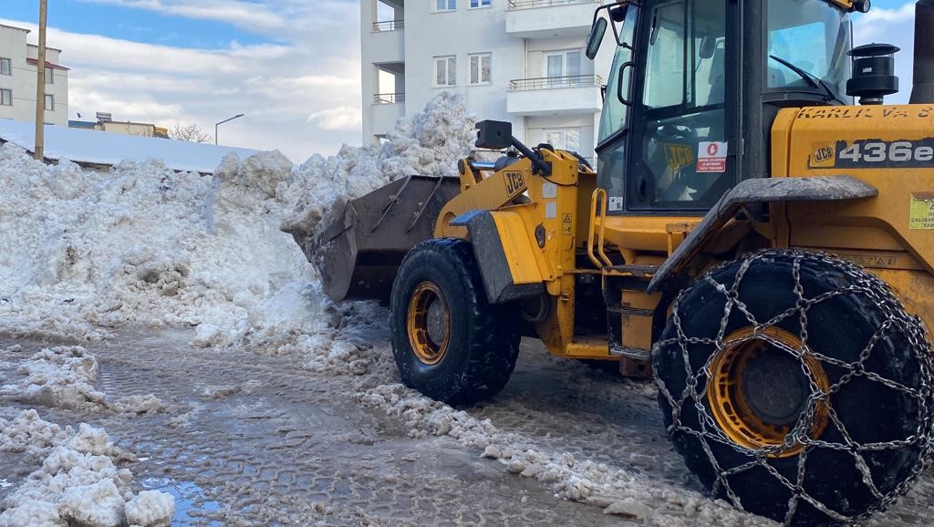 Karlıova'da karlar kamyonlarla ilçe dışına taşınıyor