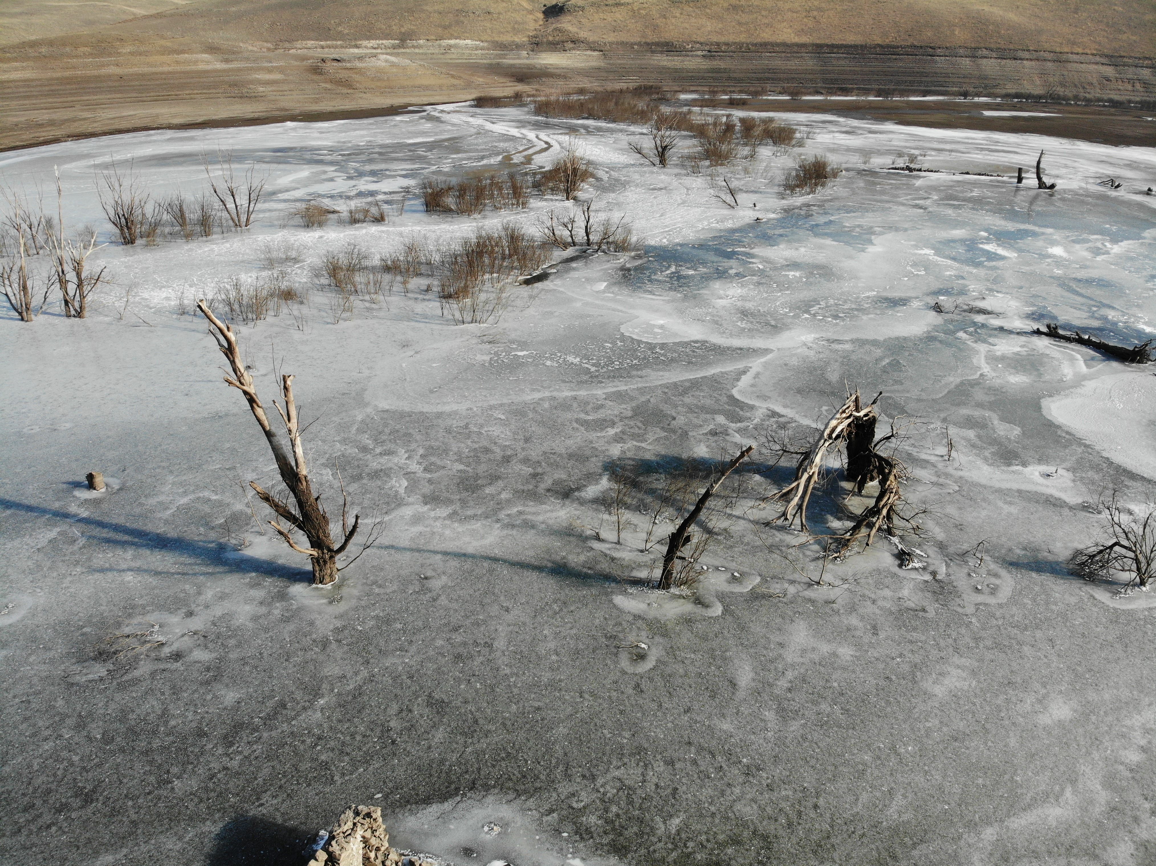Kars'ta soğuktan baraj gölü dondu