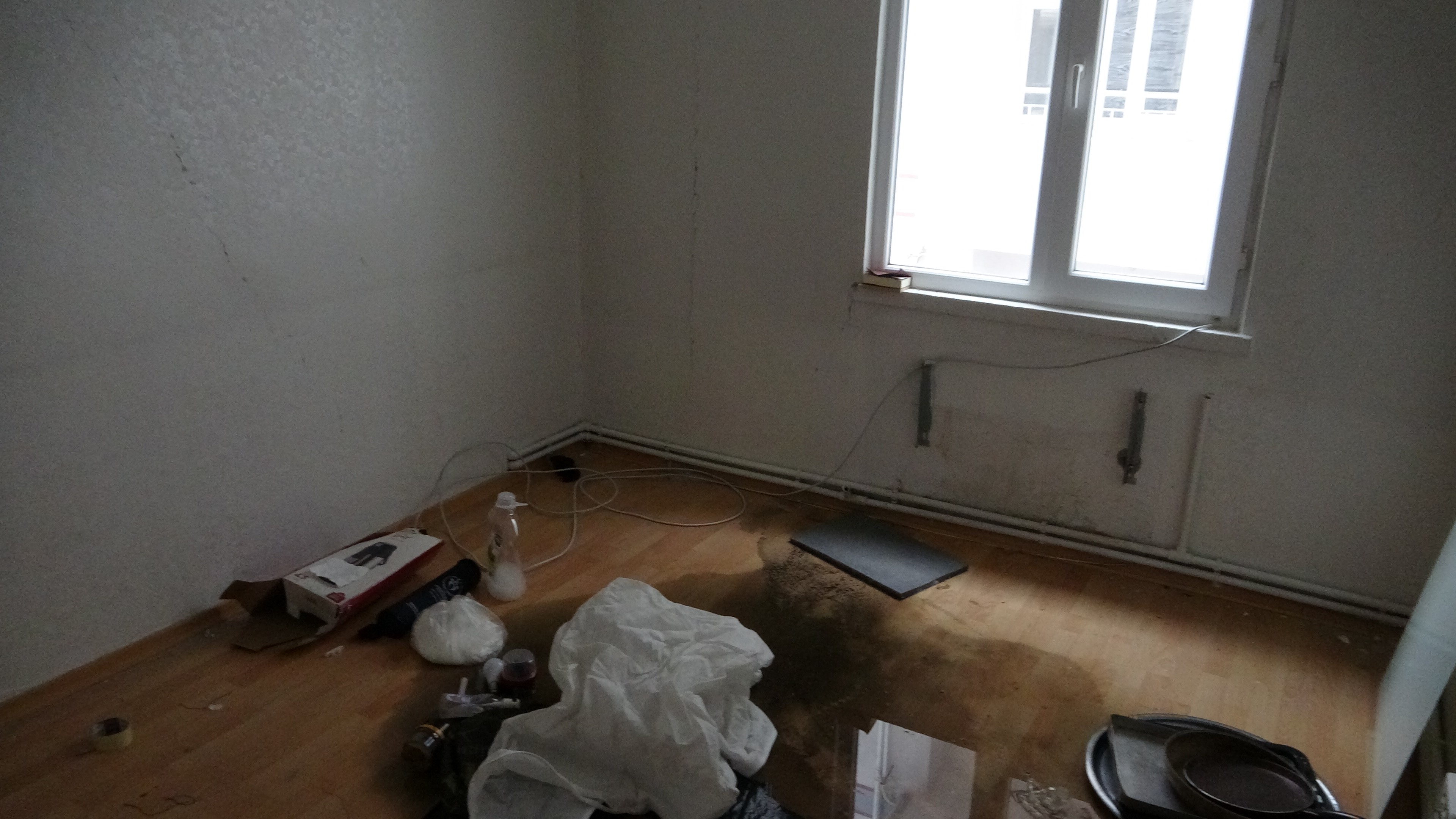 Malatya'da, depremde hasar gören bir sitenin 10 dairesinin duvarını delip ne var ne yoksa götürdüler