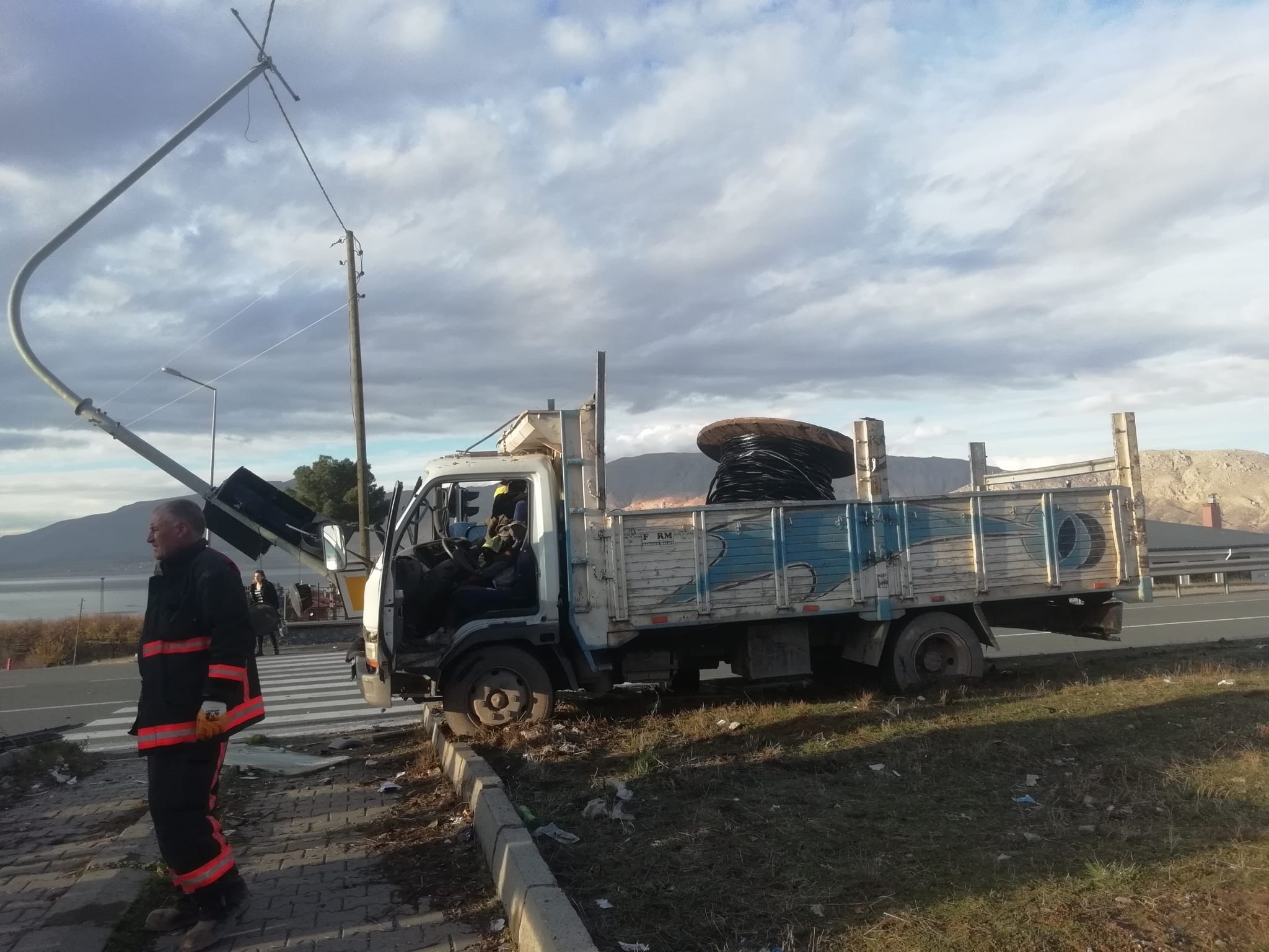 Malatya'da kontrolden çıkan kamyon refüje çıktı 