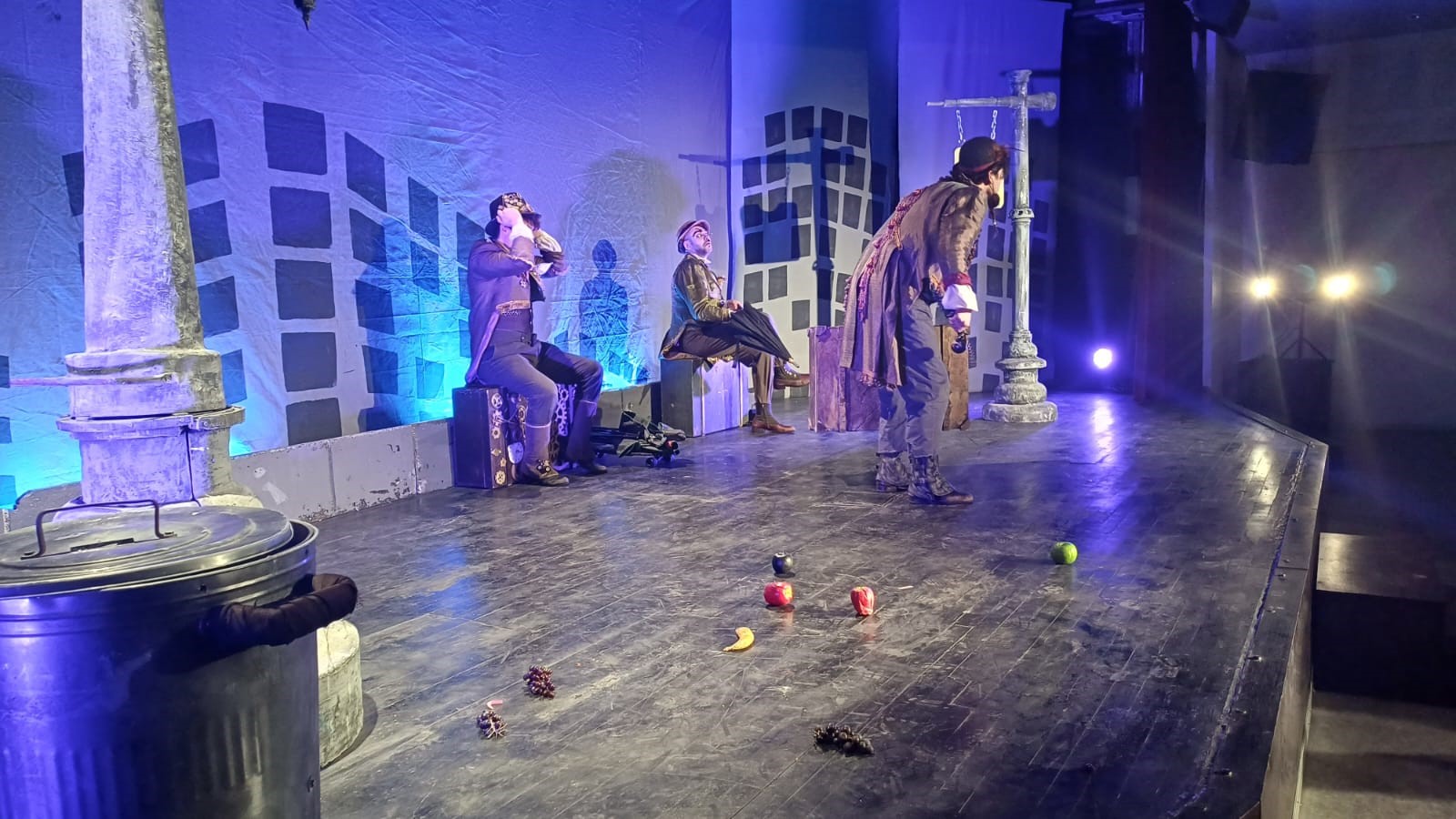 Muş Malazgirt'te "Otobüs Durağında Üç Bencil" oyunu sahnelendi