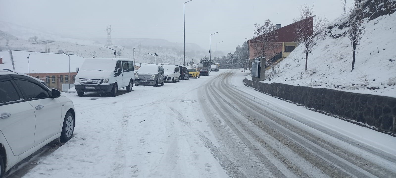 Tunceli'de kar yağışı etkili oldu, onlarca köy yolu ulaşıma kapandı