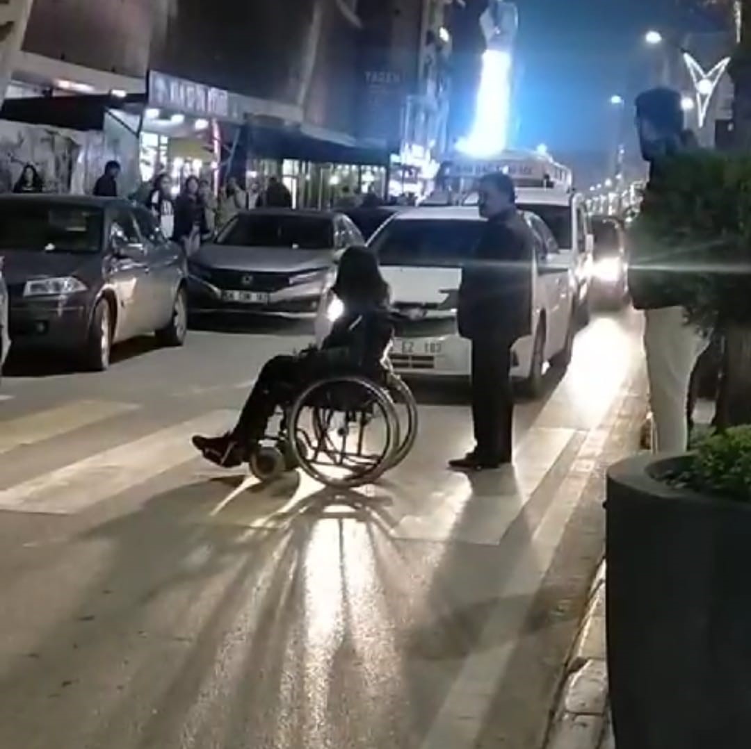 Van'da bilinçsiz sürücülere kızan engelli bir vatandaş caddeyi trafiğe kapattı