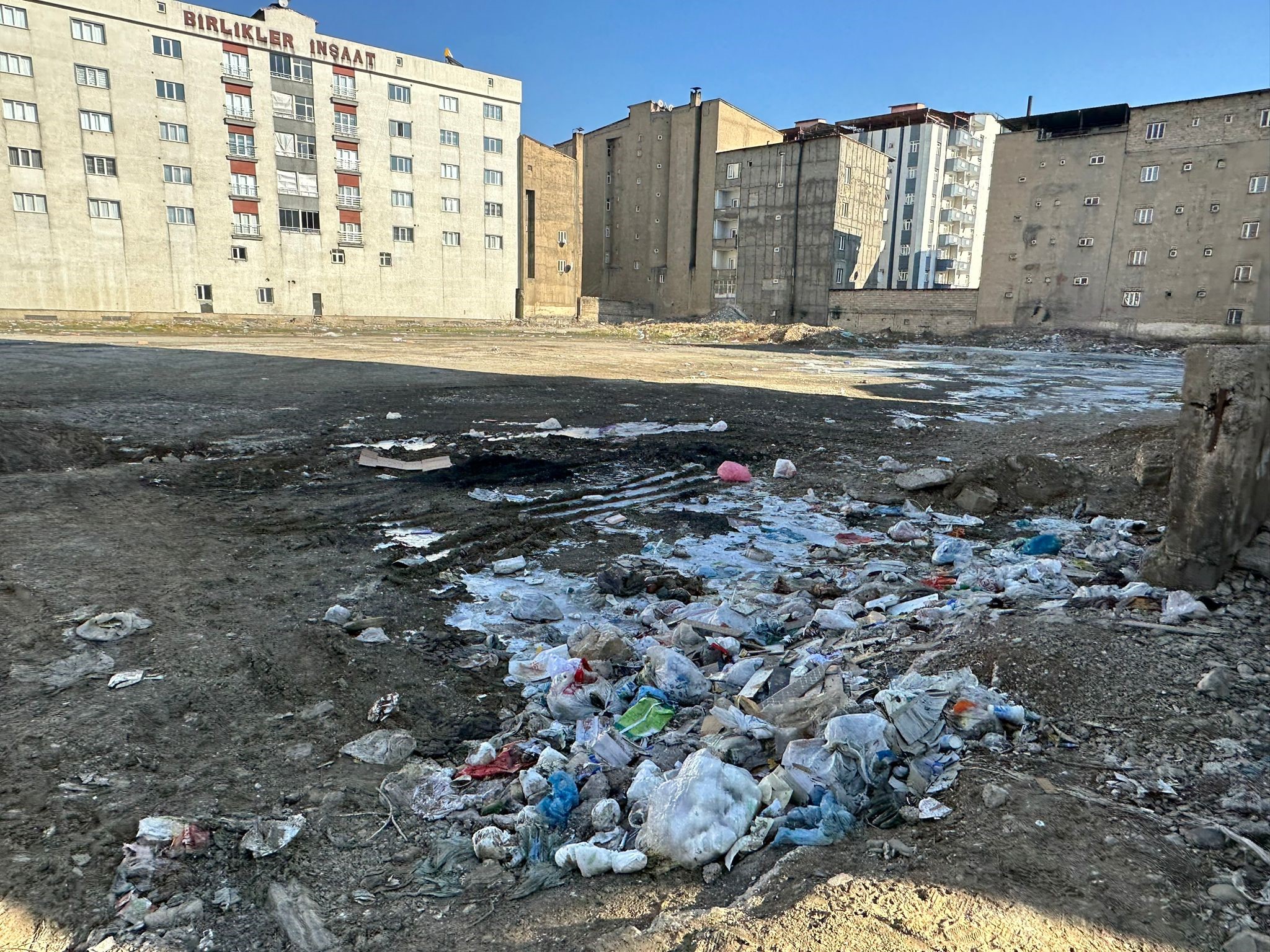 Yüksekova'nın ara sokaklarına atılan çöpler temizlenmeyi bekliyor
