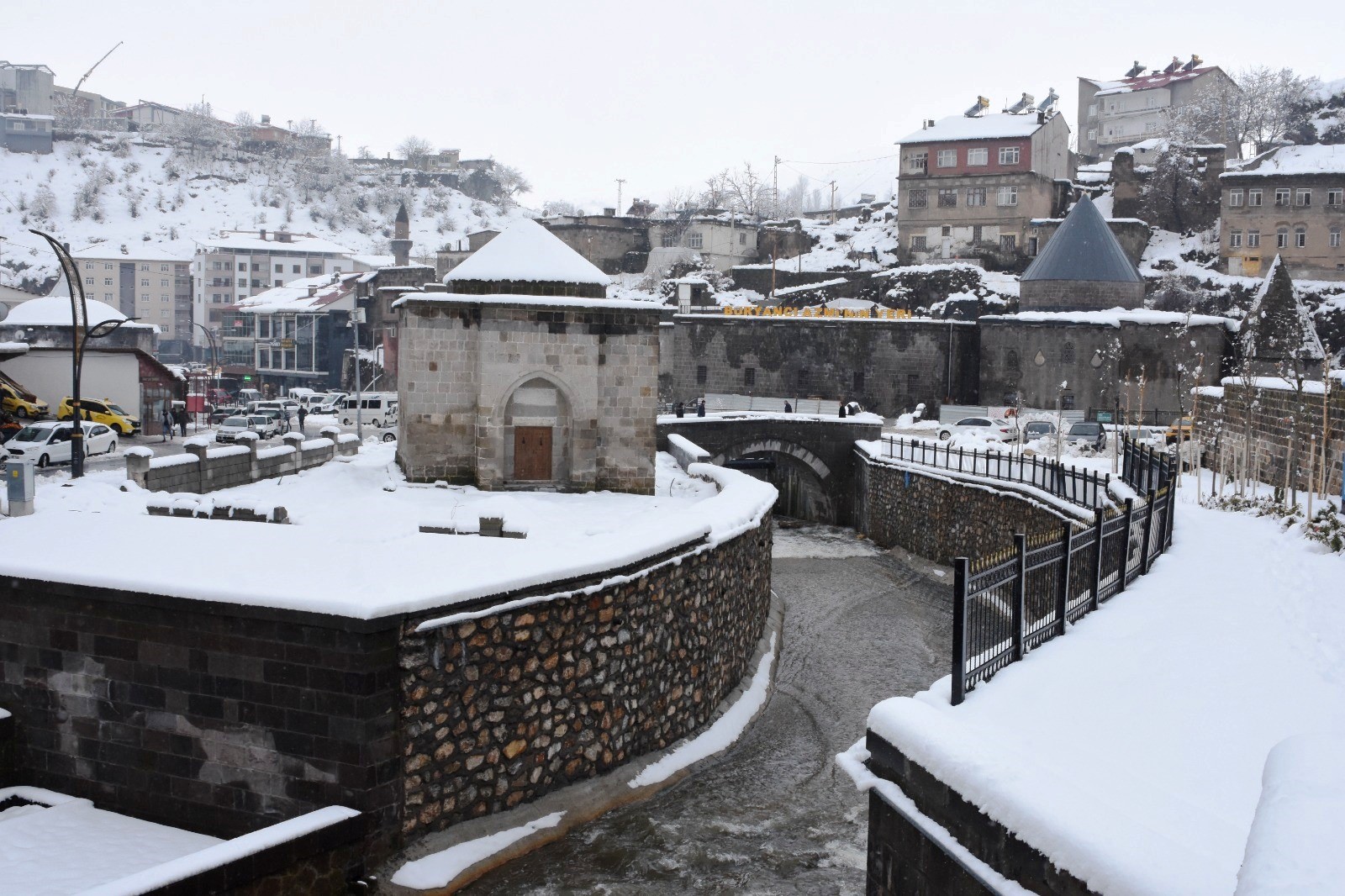 Bitlis'in karla bütünleşen tarihi güzellikleri mest ediyor