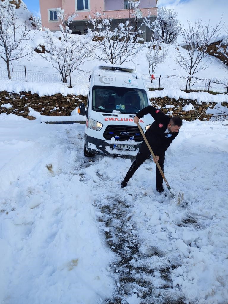 Bitlis'te hasta almaya giden ambulans yolda mahsur kaldı