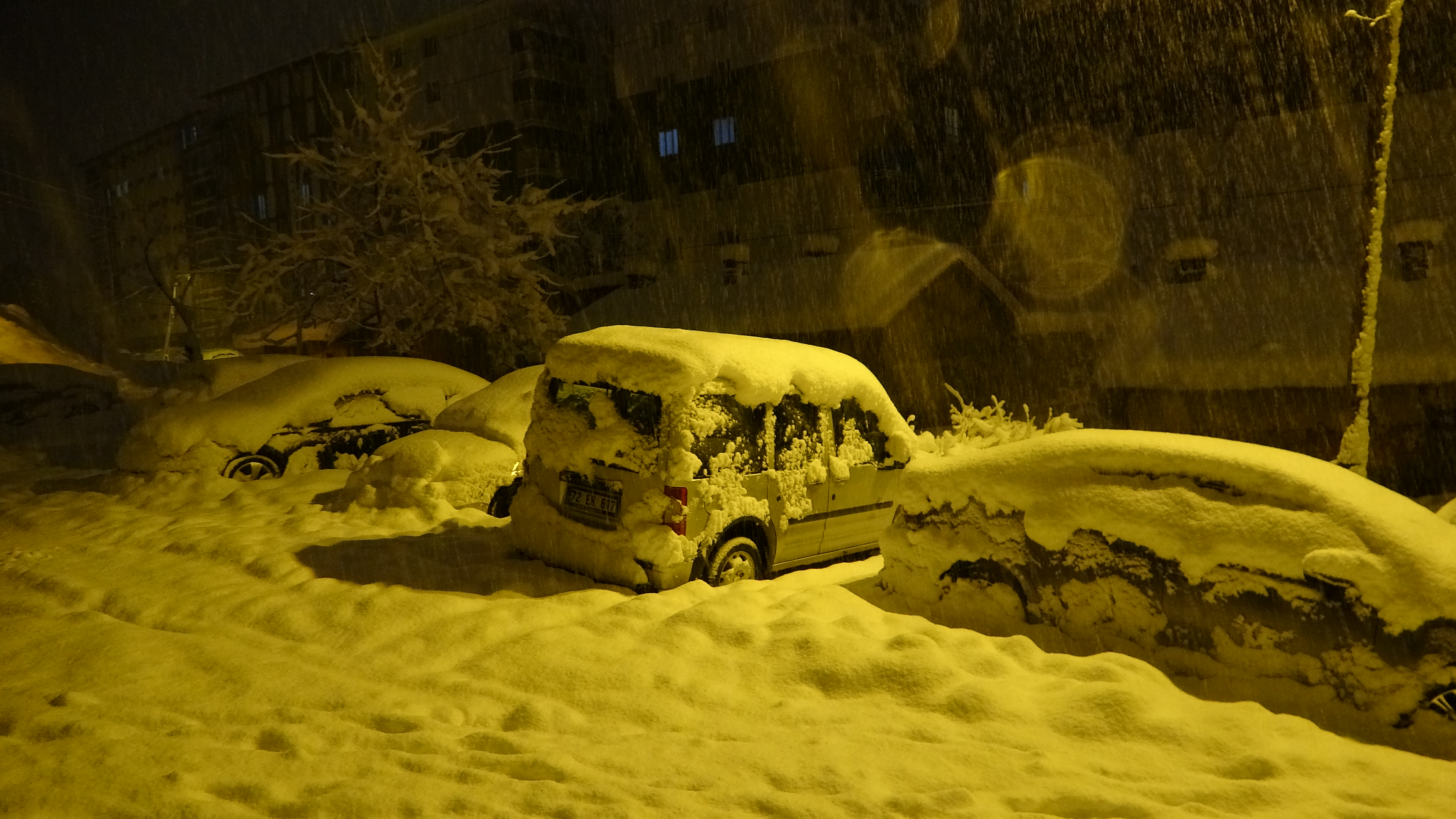 Bitlis'te yoğun kar yağışı nedeni ile arabalar kara gömüldü