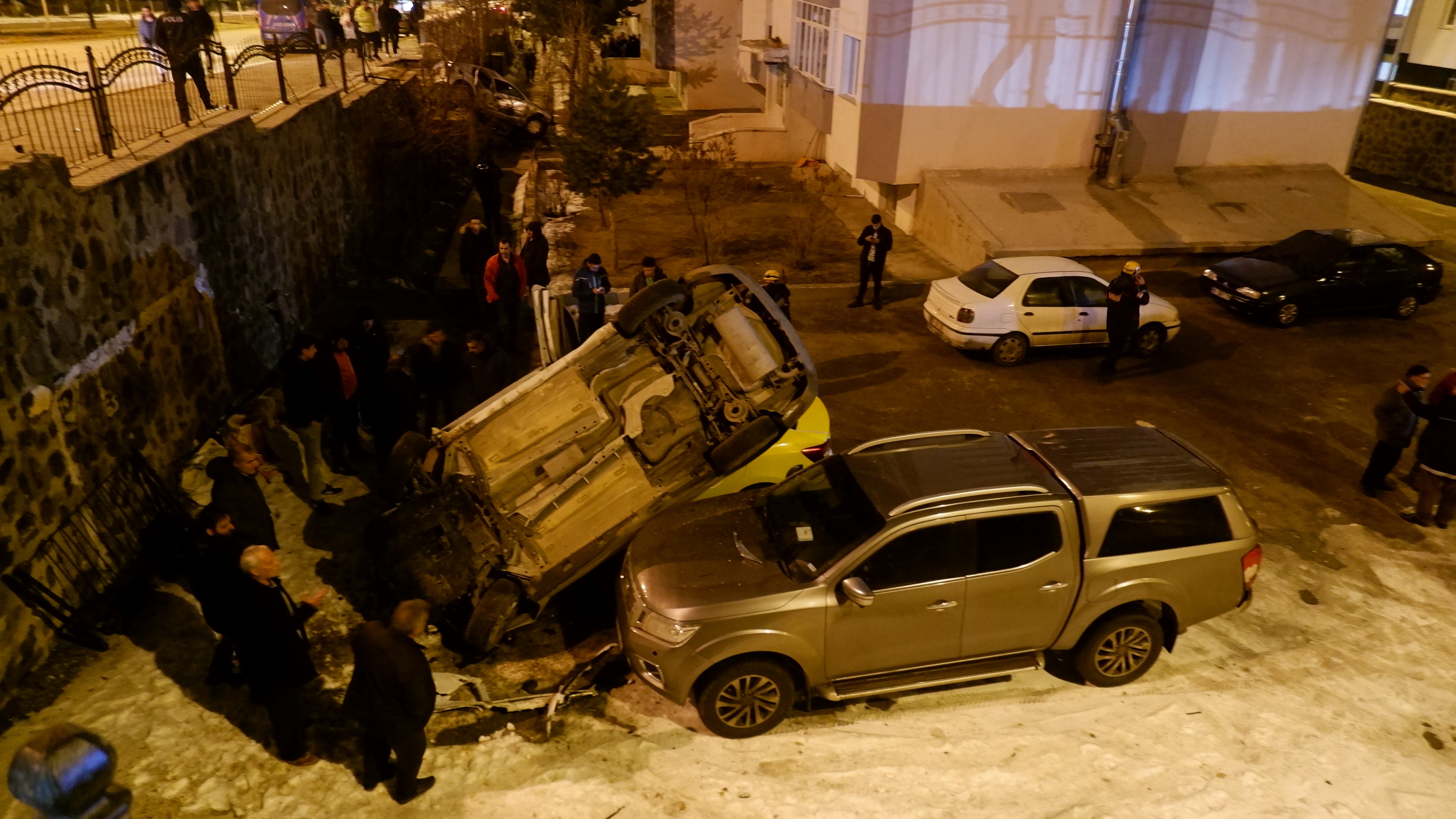 Erzurum'da feci kaza; araçlar bahçe duvarından aşağı uçtu
