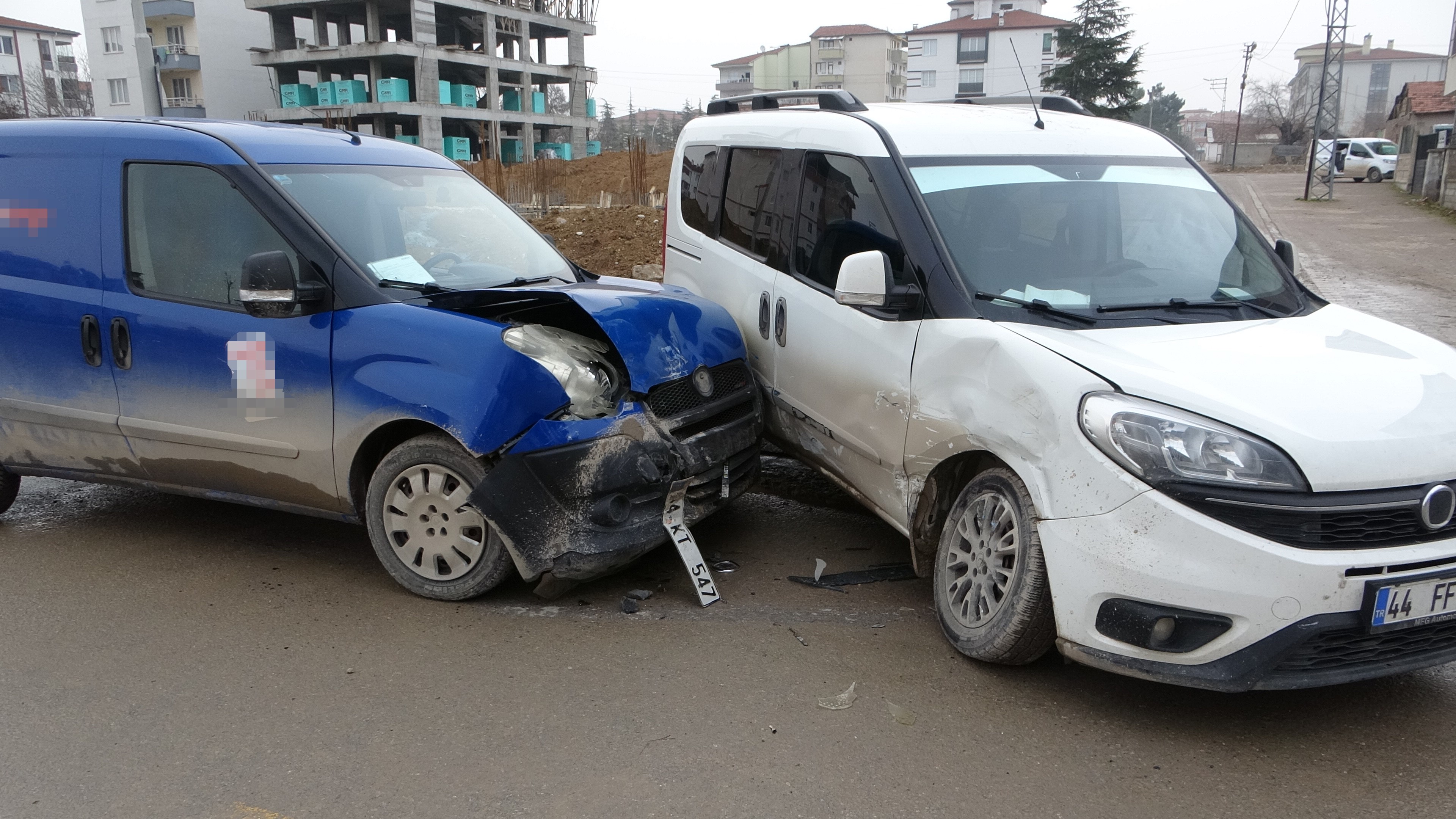 Hafif ticari araçlar çarpıştı: 2 yaralı