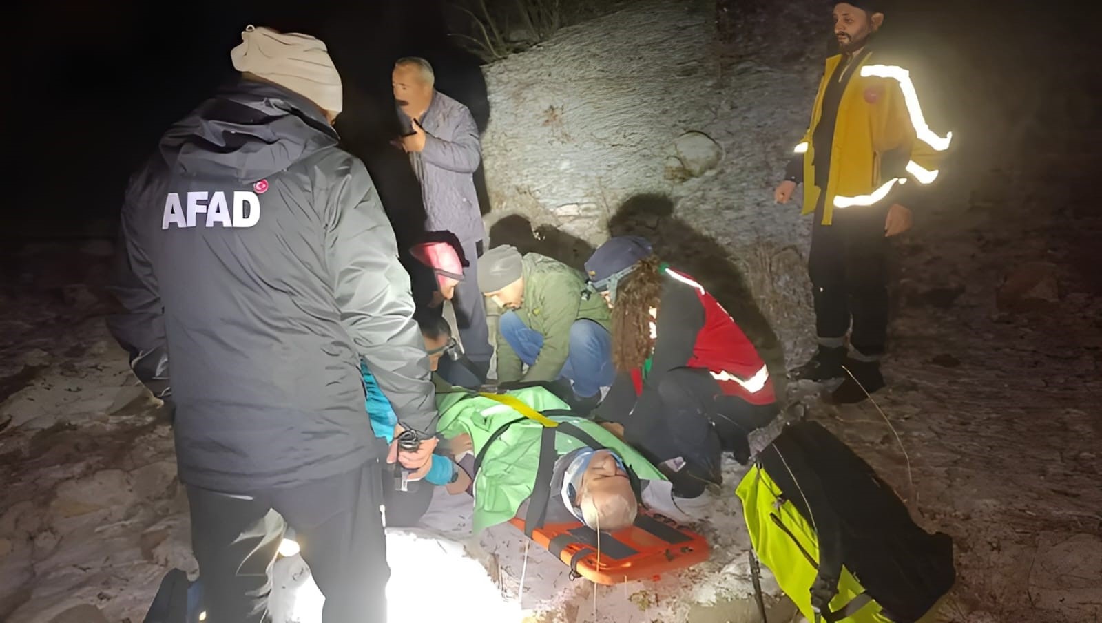 Jandarma ve AFAD kayıp vatandaş için seferber oldu, kayalıklardan düşen adam 4 saatlik çalışmayla kurtarıldı