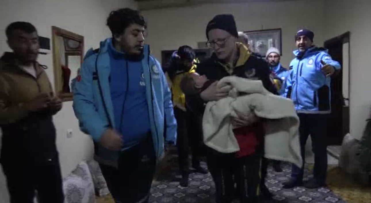 Kardan kapanan yolu 6 saatlik çalışmayla açan ekipler Berat bebeği hastaneye yetiştirdi