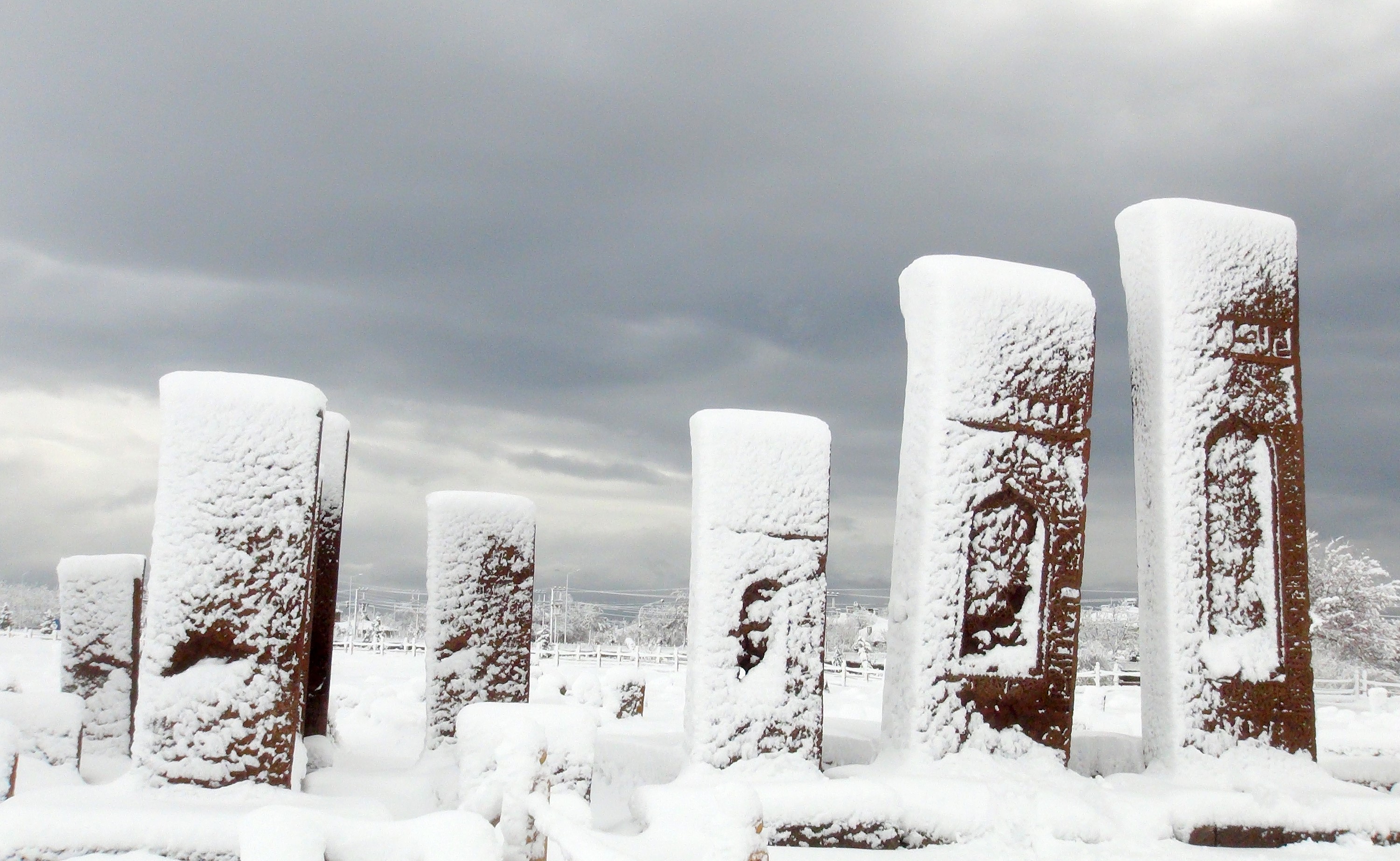 Karla bütünleşen tarihi mezar taşlarından kartpostallık görüntüler