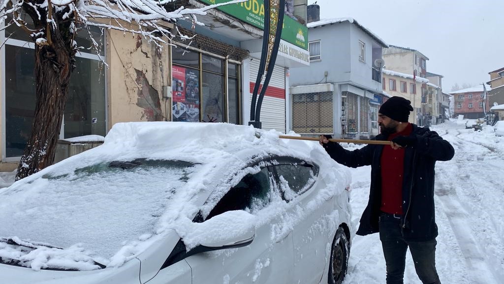 Karlıova'da kar çilesi devam ediyor