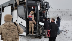 Kars'ta yolcu otobüsü kaza yaptı: 2 ölü, 8 yaralı