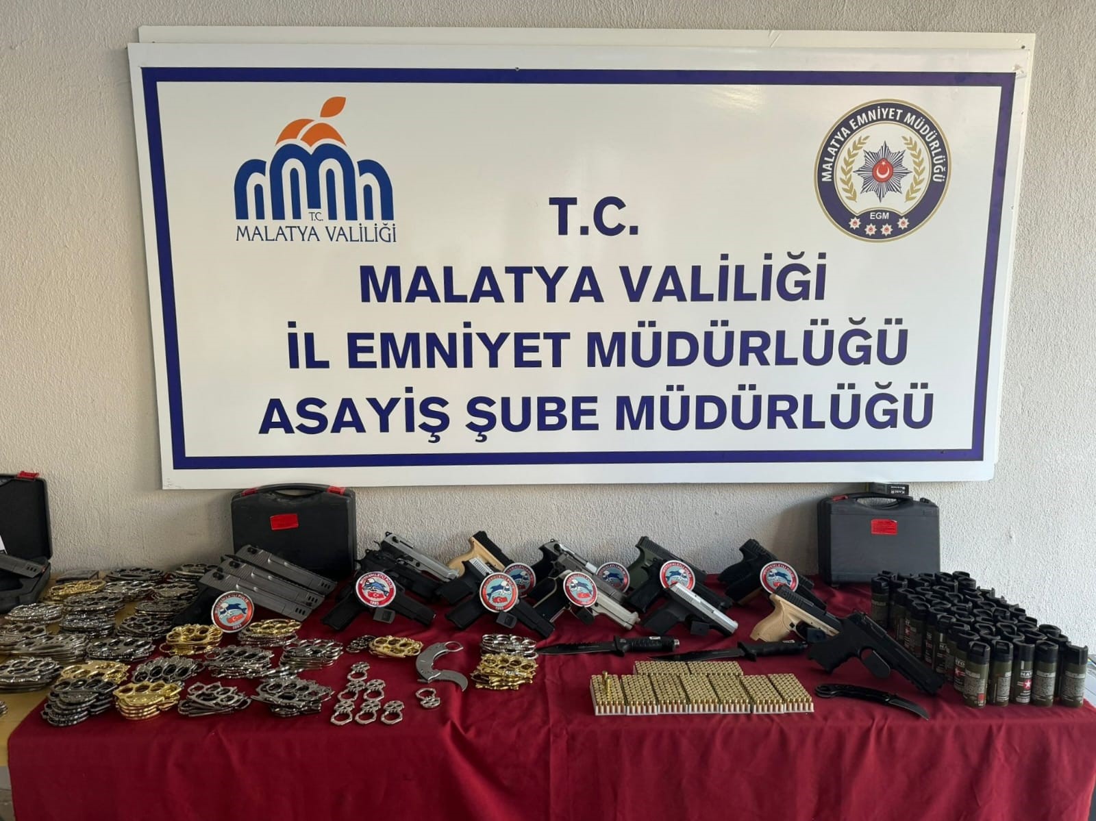  Malatya'da çok sayıda silah ve bıçak ele geçirildi