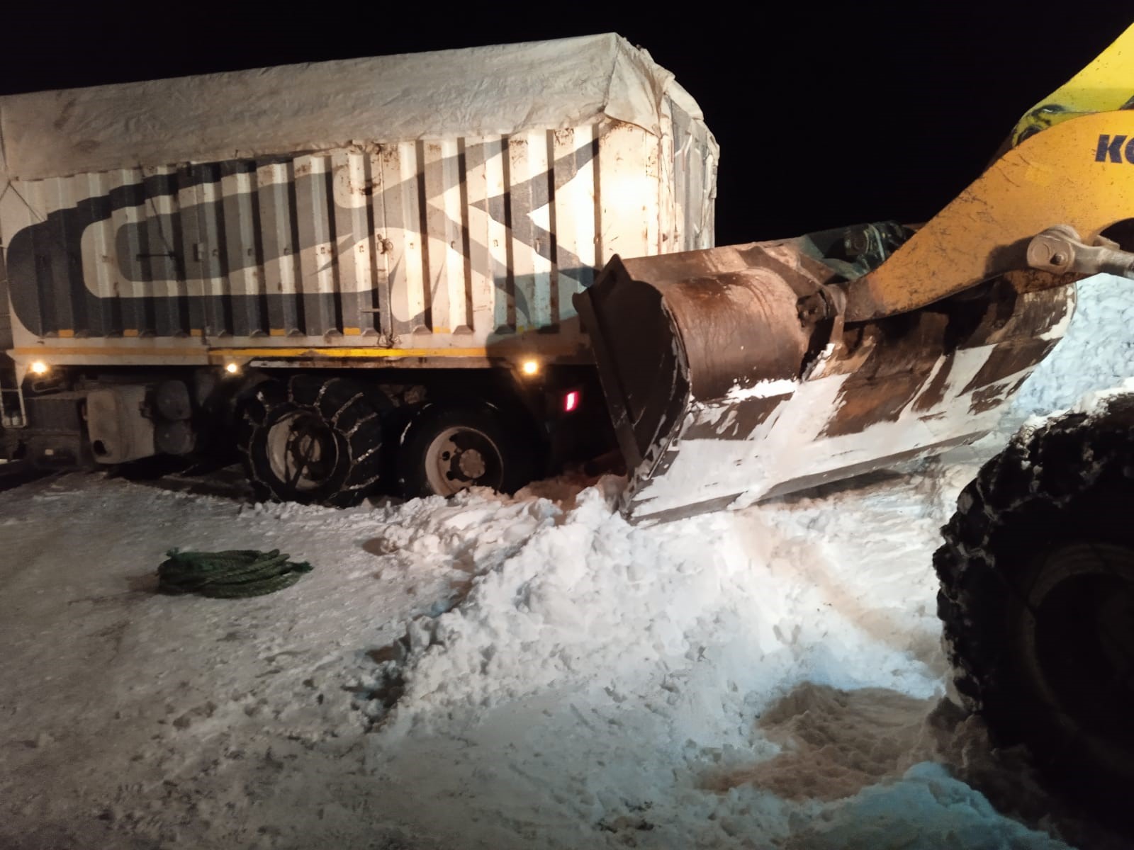 Muradiye'de kar nedeniyle yolda kalan araçlar kurtarıldı