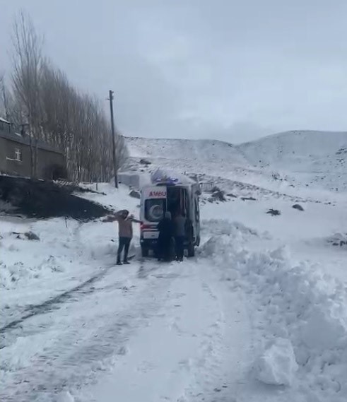 Muş'ta ekipler yolu kapanan köylerdeki hastalar için seferber oldu