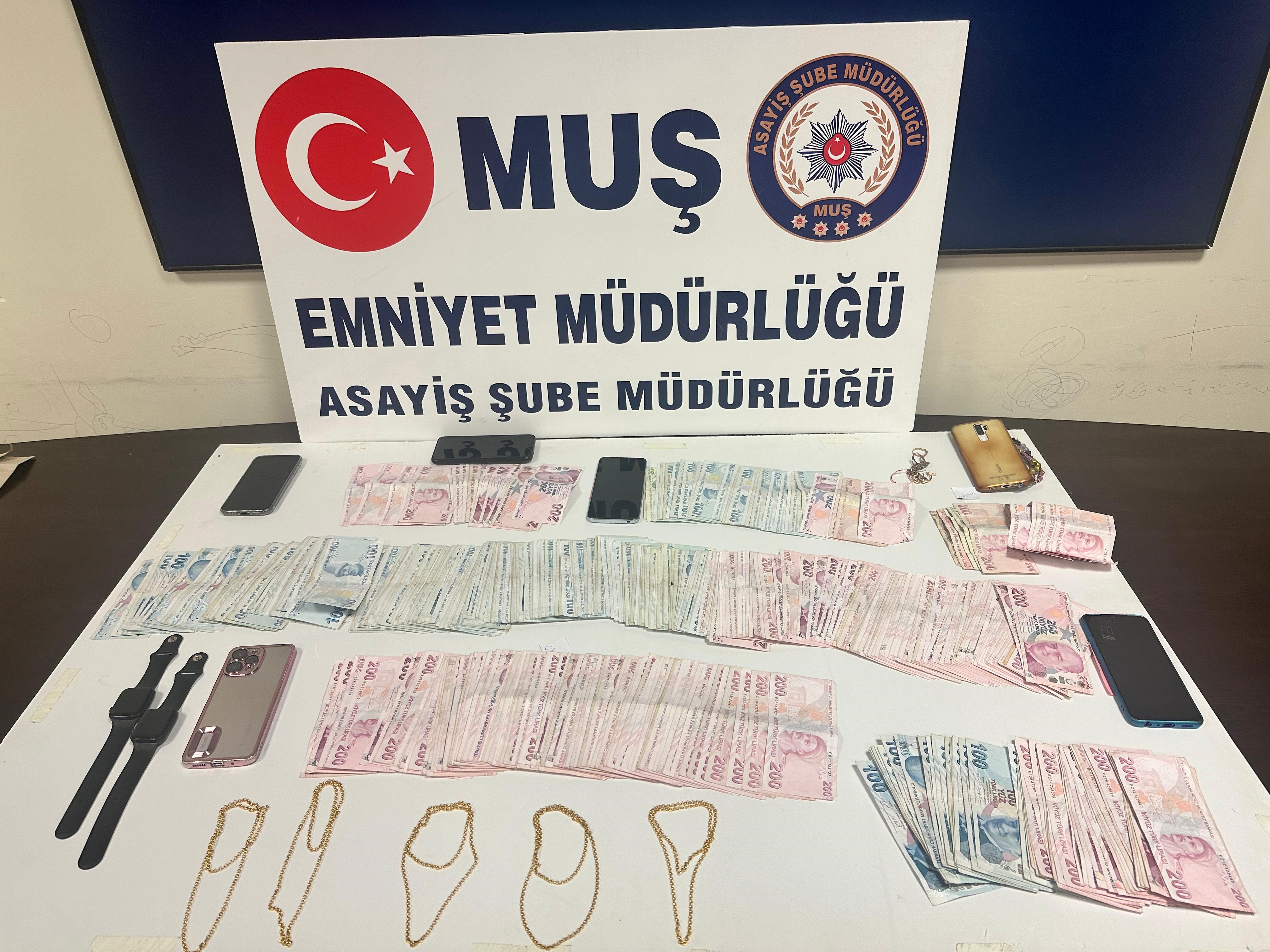 Muş'ta kuyumcuya sahte altın sattığı iddia edilen 6 kişi yakalandı