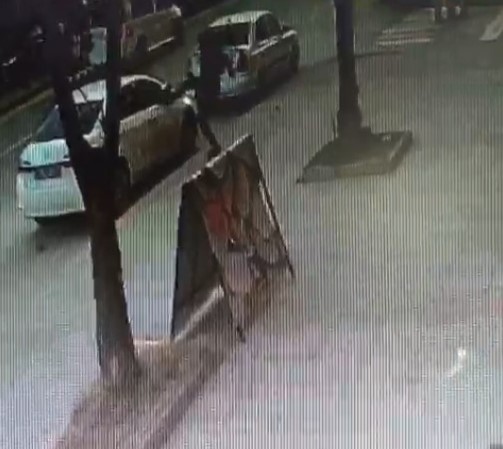 Otomobilin aynasına tekme atarak kıran şahıs güvenlik kamerasına yakalandı