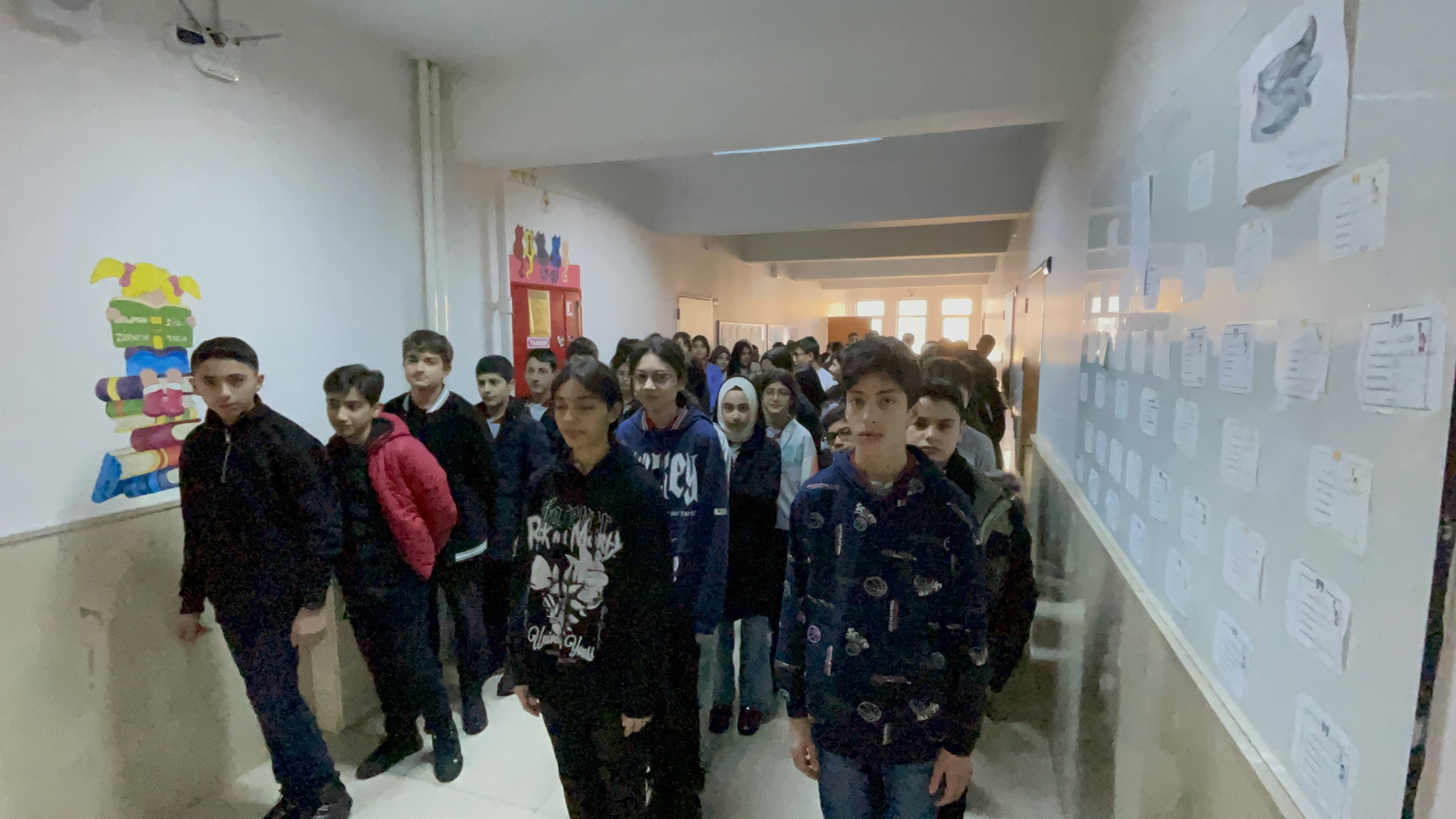 Tatvan'daki okullarda şehitler için saygı duruşunda bulunuldu