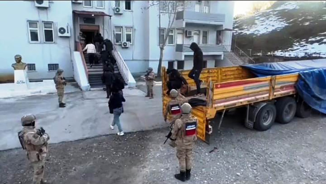 Bitlis'te tır içinde 58 düzensiz göçmen yakalandı
