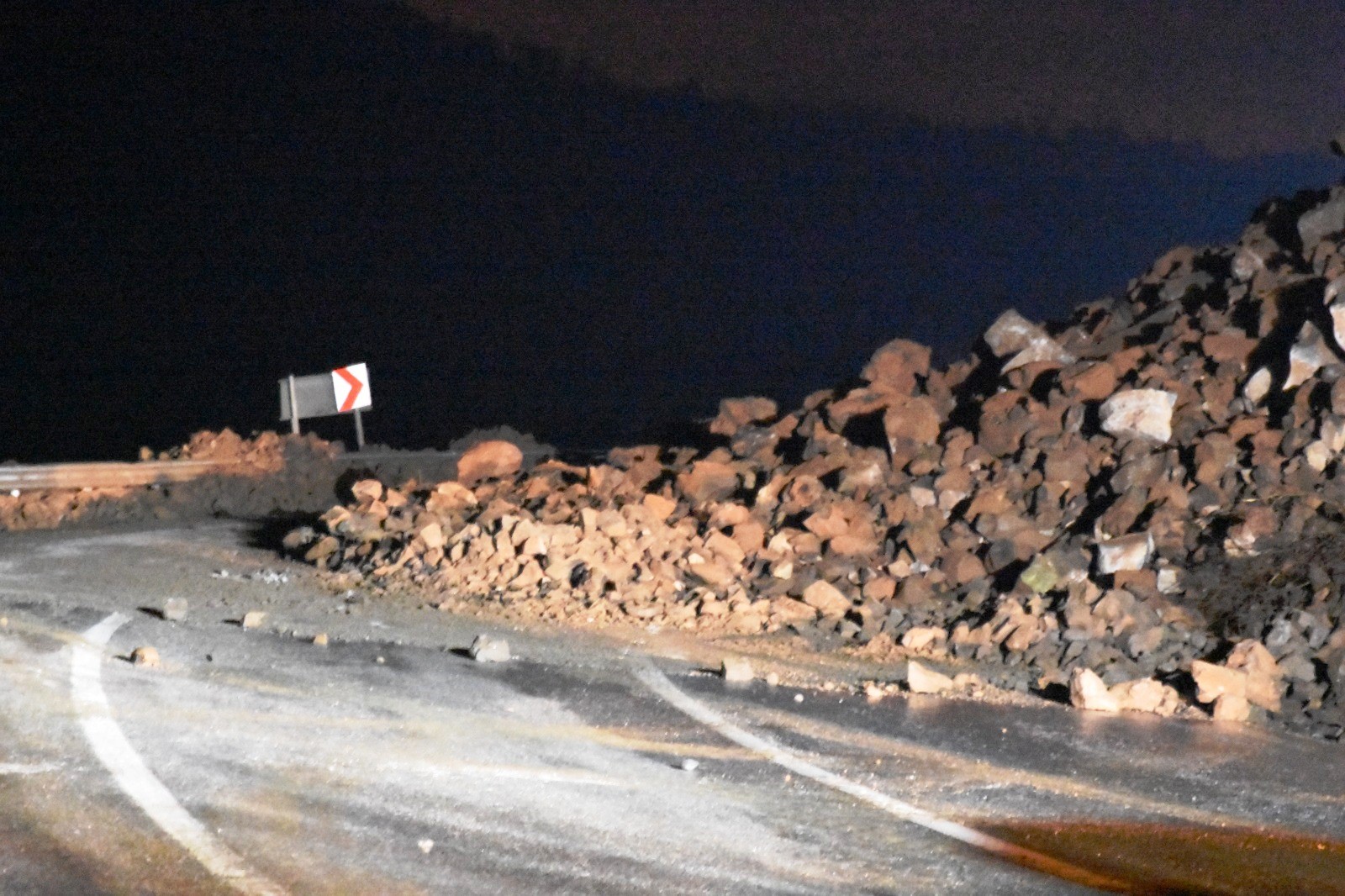 Bitlis'te yola düşen kayalar trafik akışını durdurdu