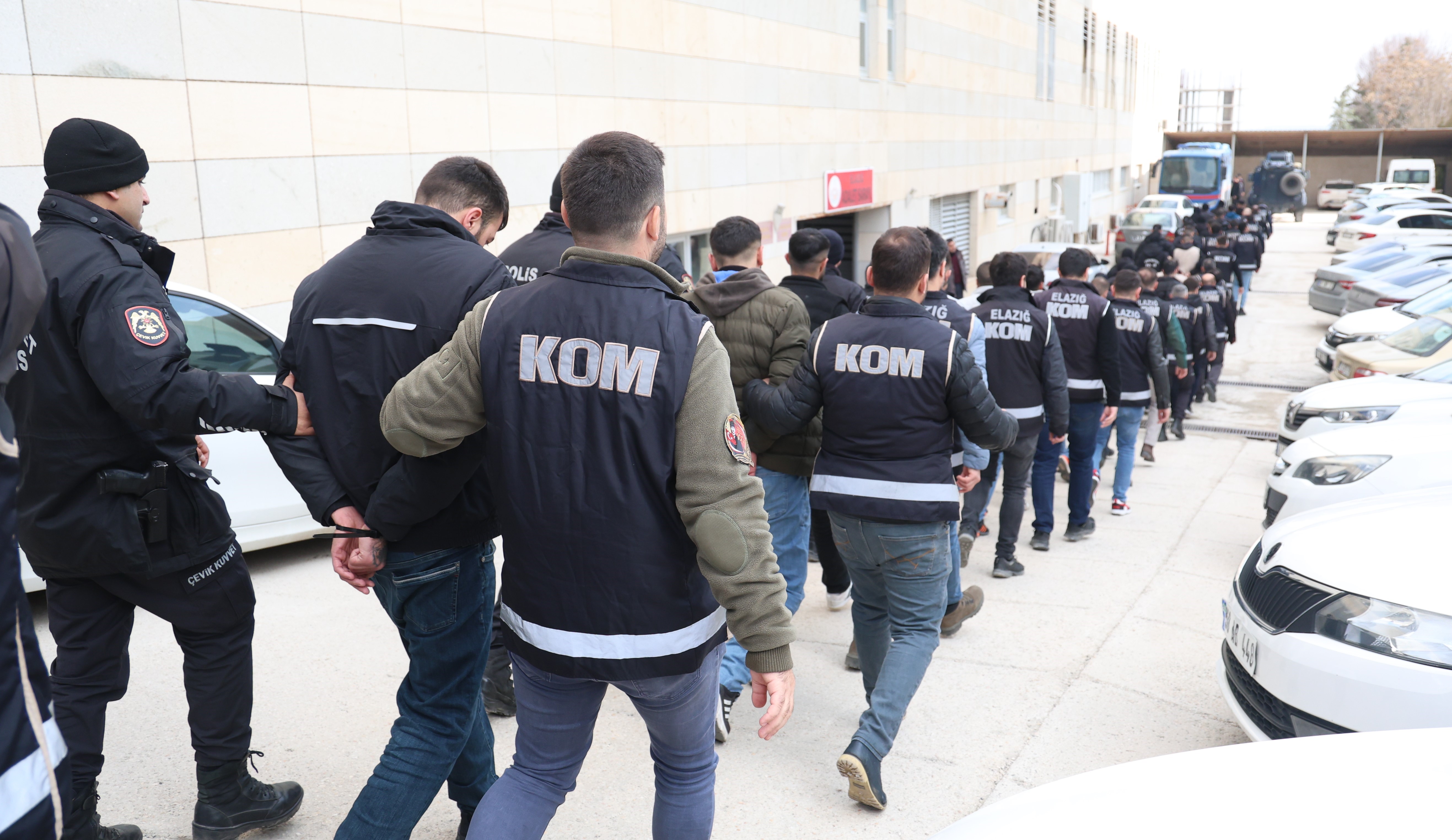 Elazığ'da suç örgütüne yönelik operasyonda gözaltına alınan 35 şüpheli adliyeye sevk edildi