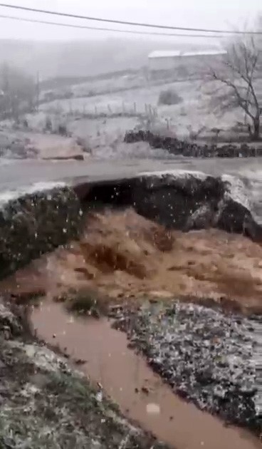 Elazığ'da yağış sonrası dereler taştı, sel nedeniyle yol çöktü